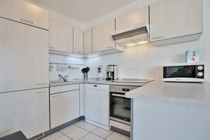 Stovetop, dishwasher, coffee/tea maker, electric kettle - Haus Ostseeallee 2 - Ostseeallee Appartement 4 Appartement Ostseeview (Timmendorfer Strand)