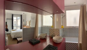 1 chambre, fer et planche à repasser, lit de bébé portatif