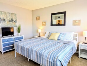 1 chambre, bureau, fer et planche à repasser, lit parapluie