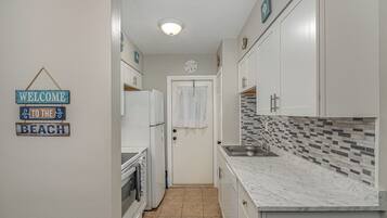 冷蔵庫、電子レンジ、オーブン、コンロ