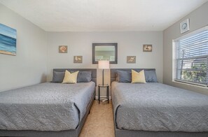 1 Schlafzimmer, Schreibtisch, Bügeleisen/Bügelbrett, Reisekinderbett