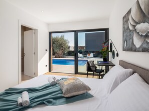 5 bedrooms, desk, Internet