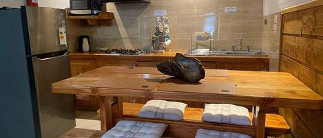 Refrigerador, microondas, parrilla de estufa y cafetera y tetera