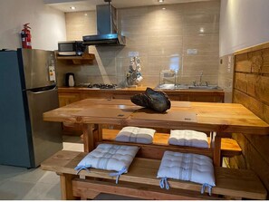 Kühlschrank, Mikrowelle, Herdplatte, Wasserkocher mit Kaffee-/Teezubehör