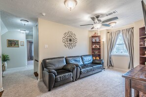 Smart TV, fireplace, stereo