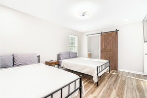 5 bedrooms, iron/ironing board, free WiFi - Ultimate Family Escape - 5BR 2.5BA - 2 Living Rooms (Radcliff)