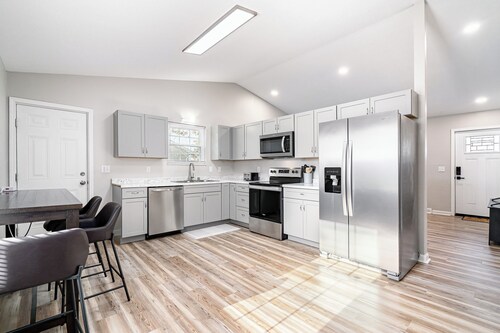 Ultimate Family Escape - 5BR 2.5BA - 2 Living Rooms