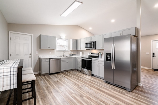 Een koelkast, een microgolfoven, een oven, een kookplaat