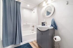 Hiustenkuivaaja, pyyhkeet, saippua, sampoo