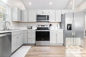 Fridge, microwave, oven, stovetop - Ultimate Family Escape - 5BR 2.5BA - 2 Living Rooms (Radcliff)