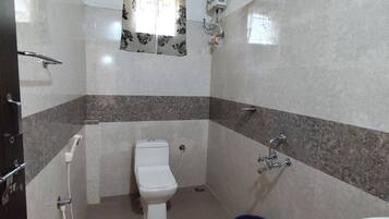 Sèche-cheveux, serviettes fournies, savon, papier toilette