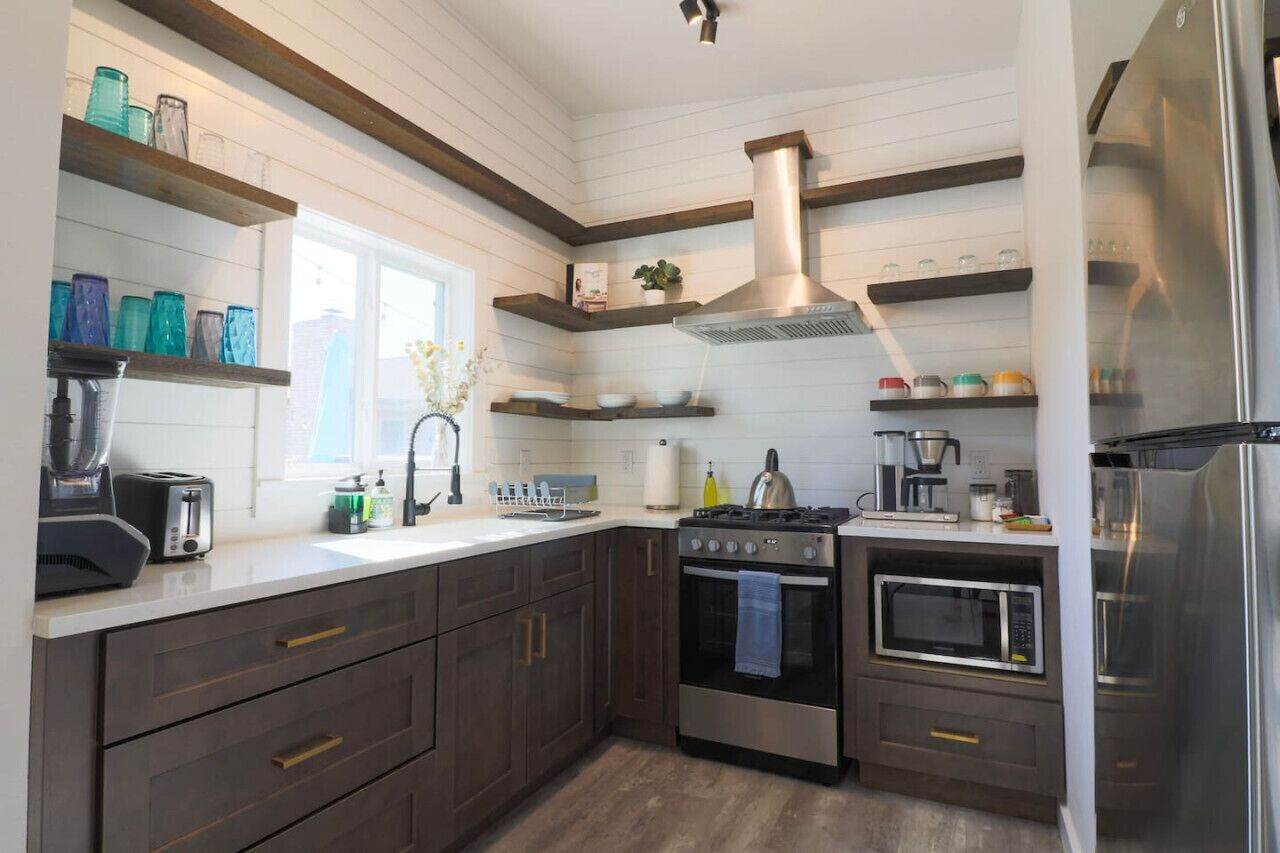 Kjøleskap, mikrobølgeovn, ovn og kokeplater