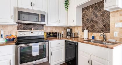 Woodsy Retreat • Private 2BD/1BA • Covered Parking