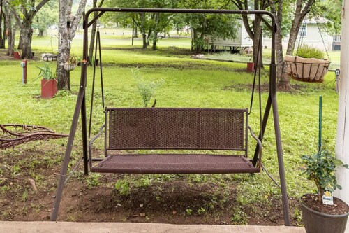 Woodsy Retreat • Private 2BD/1BA • Covered Parking