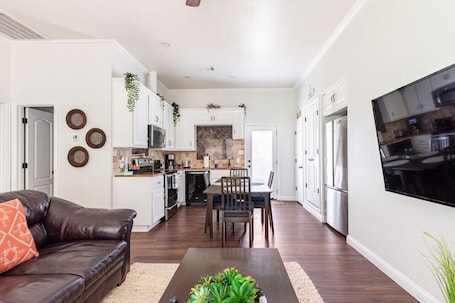 Interior. Woodsy Retreat • Private 2BD/1BA • Covered Parking