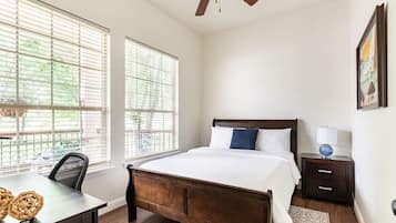 2 Schlafzimmer, Schreibtisch, Bügeleisen/Bügelbrett, Reisekinderbett