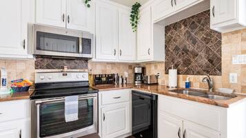 Een koelkast, een microgolfoven, een oven, een kookplaat