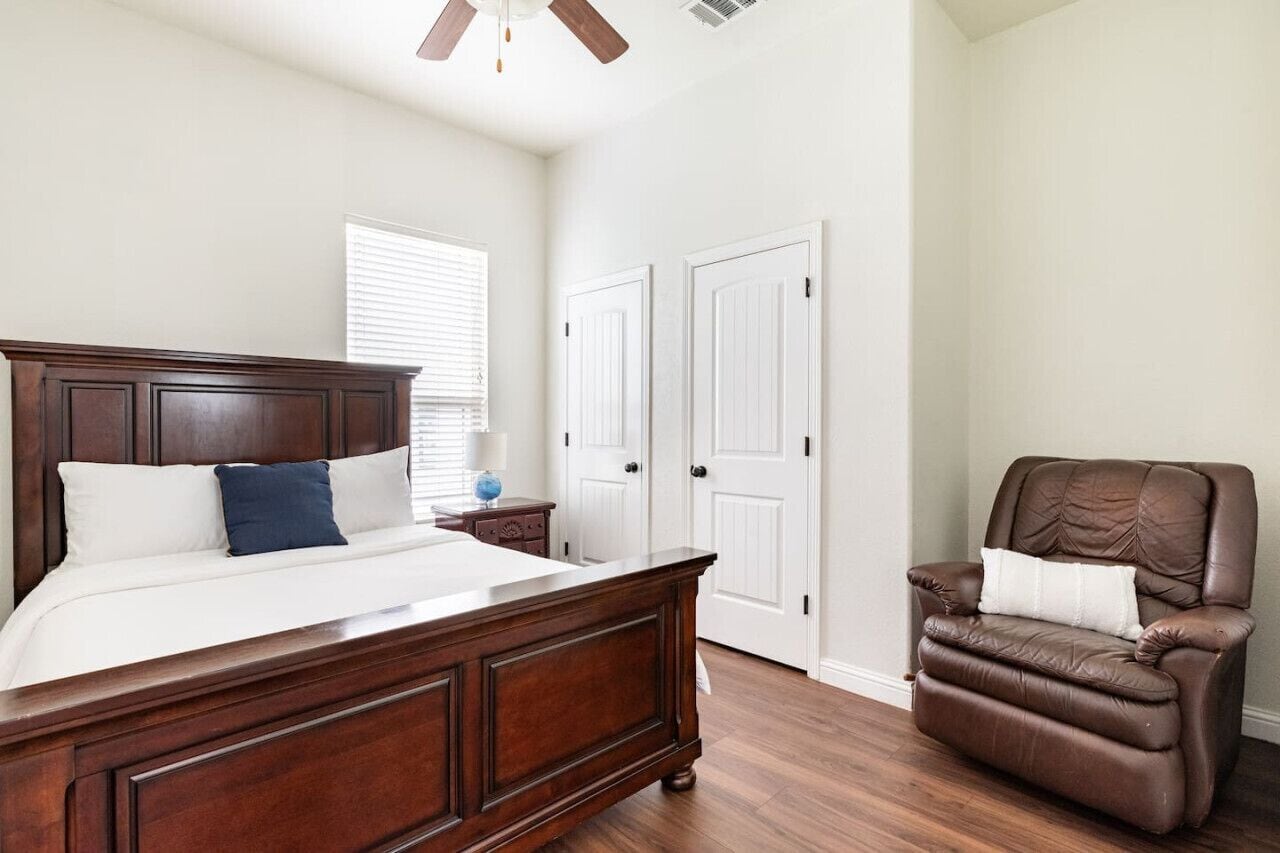 2 多间卧室、办公桌、熨斗/熨衣板、旅行婴儿床