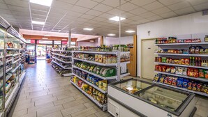 Ein Supermarkt mit geräumigen Gängen, Kühlregalen und einer großen Auswahl an verpackten Waren.
