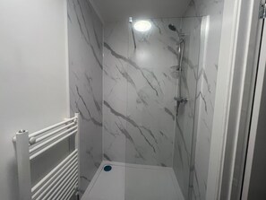 Douche, sèche-cheveux, serviettes fournies