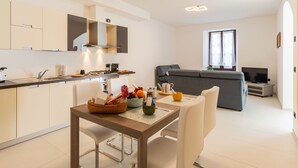 Eine moderne Wohnung mit Küche, Essbereich und Wohnzimmer.