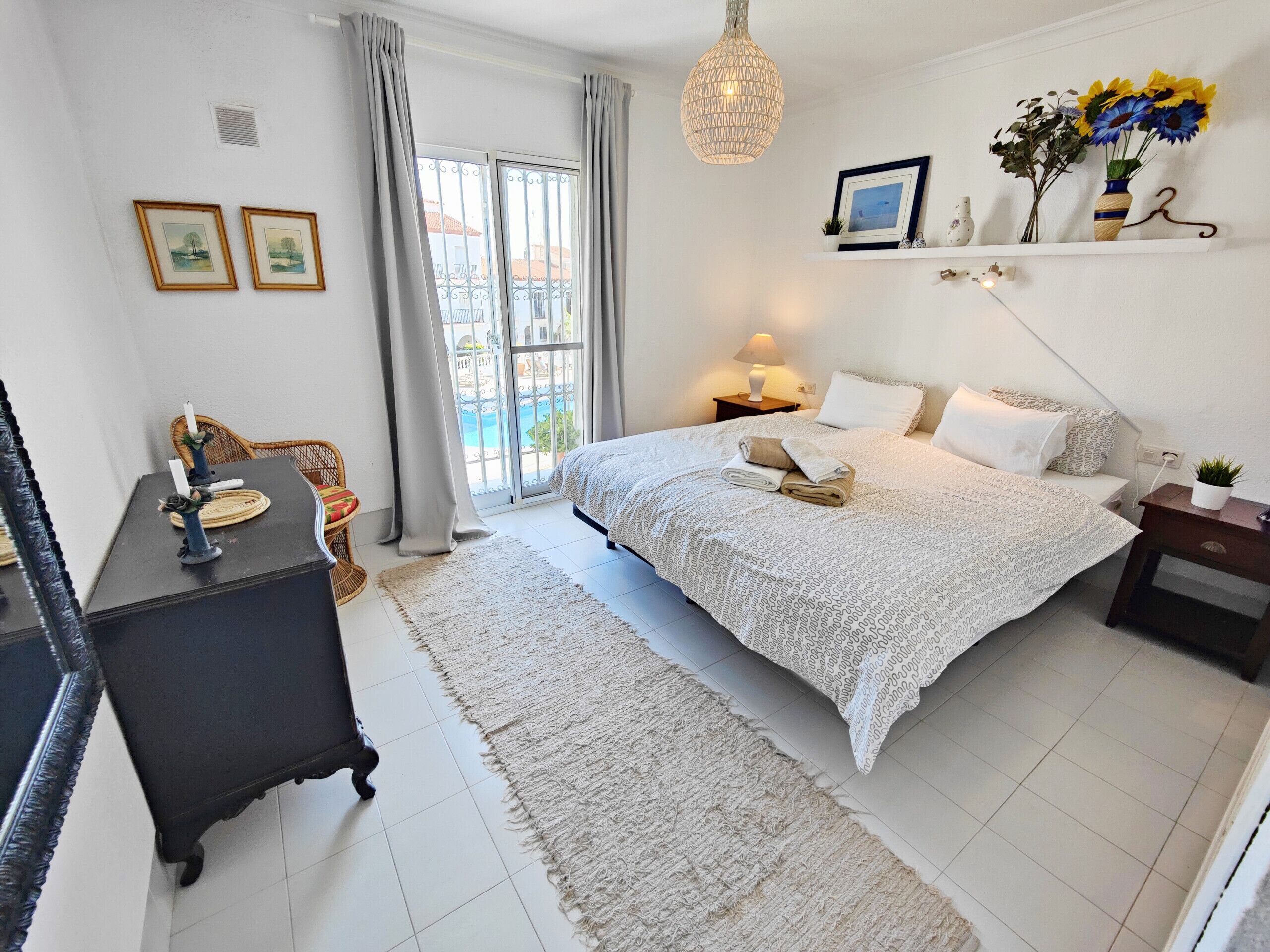 2 slaapkamers, een strijkplank/strijkijzer, gratis wifi, beddengoed