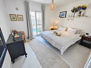 2 slaapkamers, een strijkplank/strijkijzer, gratis wifi, beddengoed