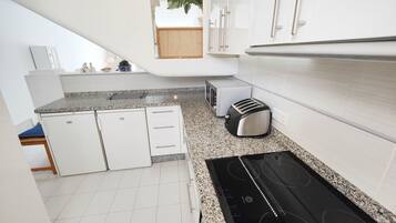 Een koelkast, een magnetron, een oven, een vaatwasser