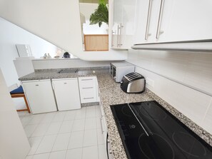 Een koelkast, een microgolfoven, een oven, een vaatwasser