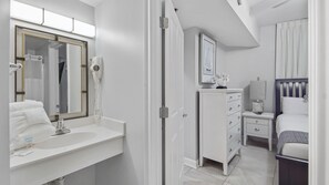 Een douche, een haardroger, handdoeken, zeep