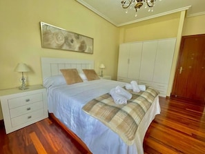 2 habitaciones, tabla de planchar con plancha y cuna de viaje 