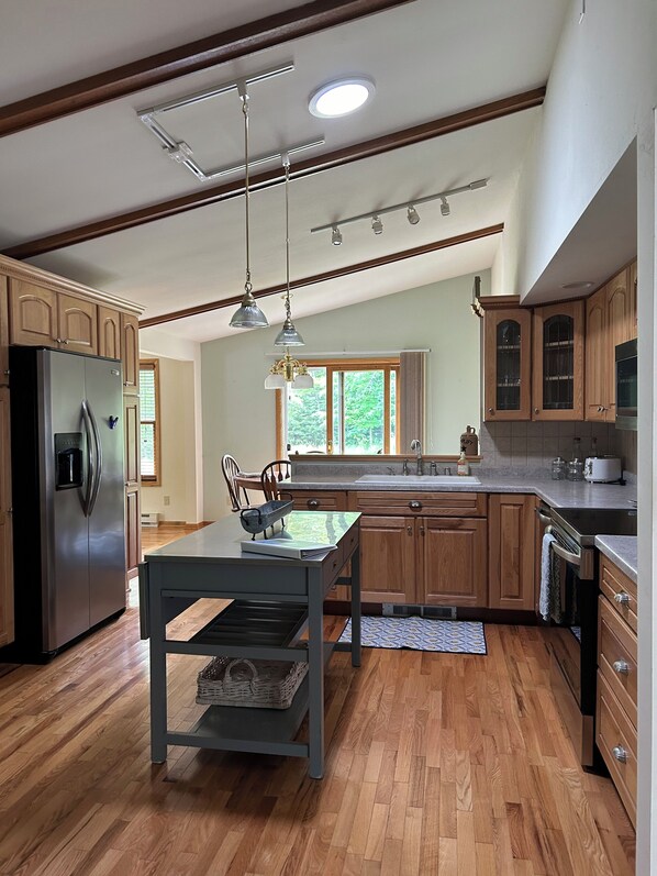 Fridge, microwave, oven, stovetop - Bluebird Cottage in Ellison Bay (Ellison Bay)