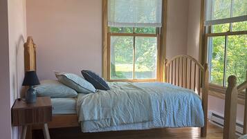 3 bedrooms, travel crib, free WiFi, bed sheets