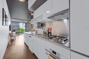 Een koelkast, een magnetron, een oven, een kookplaat