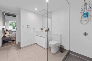 Dusche, Haartrockner, Handtücher, Seife