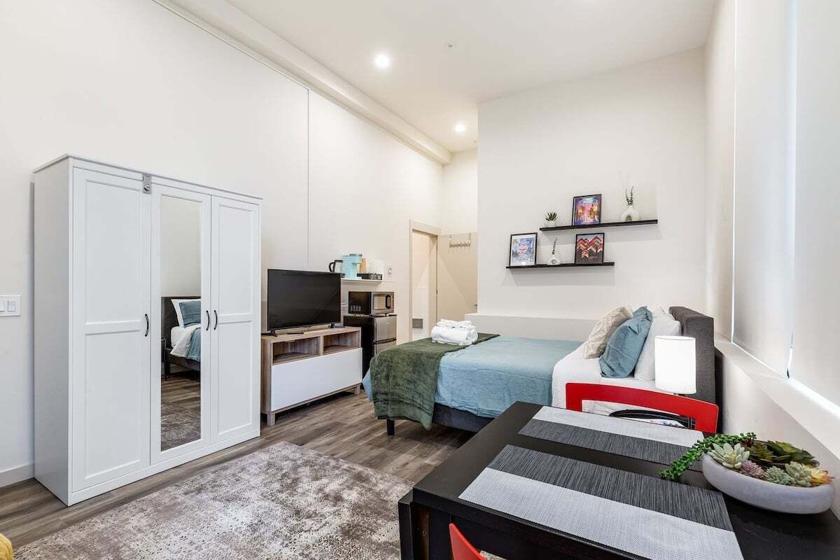 WiFi (無料)、ベッドシーツ