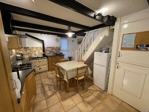 Fridge, microwave, oven, stovetop - Windjammer - a cottage that sleeps 4 guests in 2 bedrooms (St Ives)