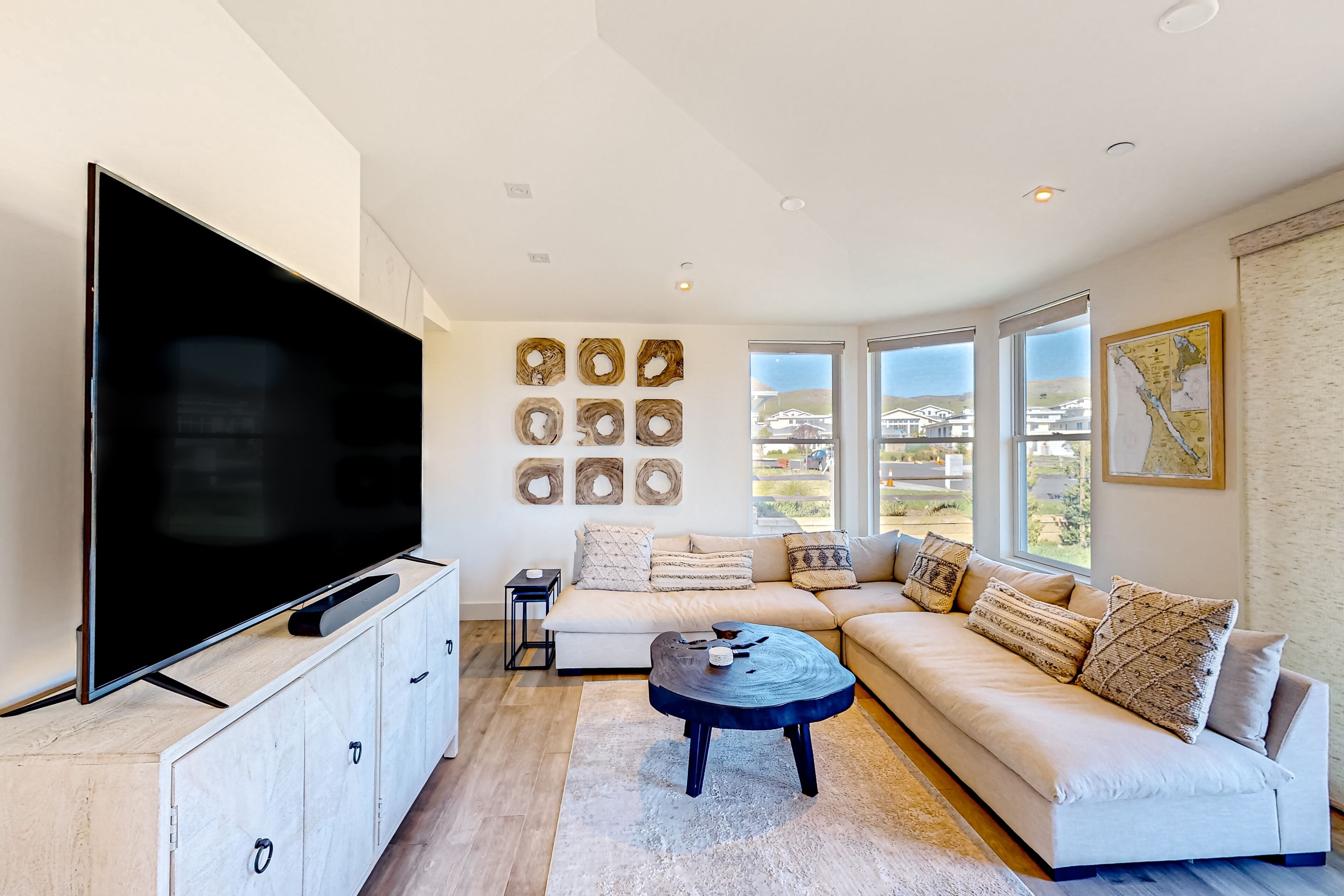 Newly built luxury home with hot tub, firepit & ideal central location