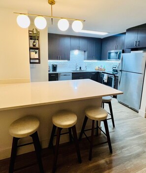 Geladeira, micro-ondas, fogão, cooktop