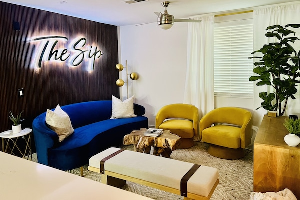 Living Area w TV