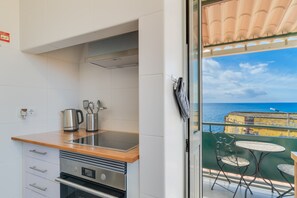 Fridge, microwave, oven, coffee/tea maker