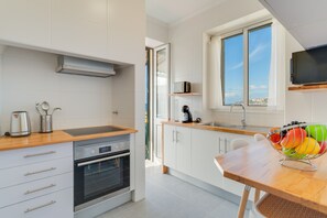 Fridge, microwave, oven, coffee/tea maker