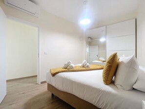 Een bureau, een strijkplank/strijkijzer, reisbedje, gratis wifi