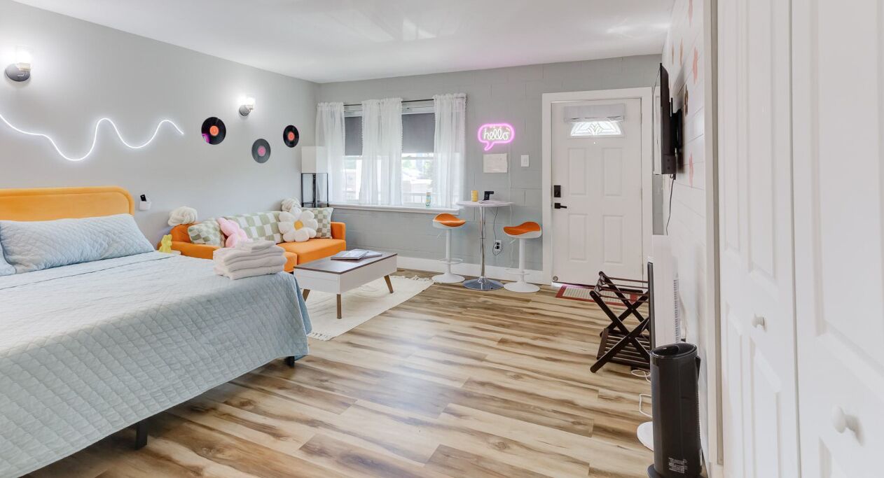 1 habitación, escritorio, tabla de planchar con plancha y cuna de viaje 