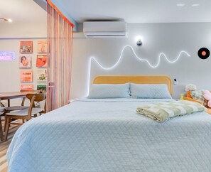 1 dormitorio, escritorio, tabla de planchar con plancha y cuna de viaje