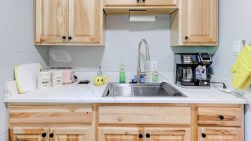 Lemari es, microwave, oven, dan kompor