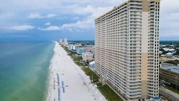 På stranden og solsenger