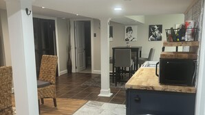 Una cucina moderna con pavimento in marmo, soffitto in legno e pattumiera integrata.