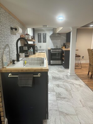 Fridge, microwave, oven, stovetop - Stylish apartment in Baltimore - Minutes from everything! (Halethorpe)