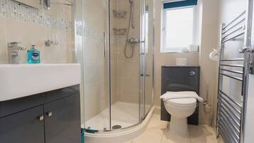 Dusche, Haartrockner, Handtücher, Shampoo